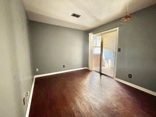 Building Photo - Top-Floor Plaza Condo with Vaulted Ceilings & Dual Balconies