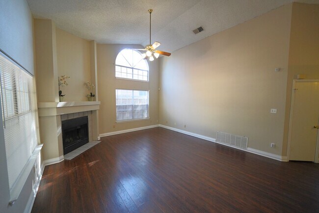 Building Photo - Great Home Near Randolph AFB - Realtor Com...