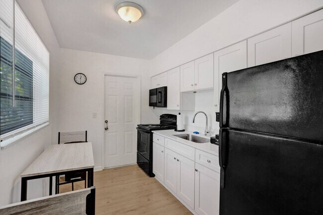 Building Photo - 717 13th Ave