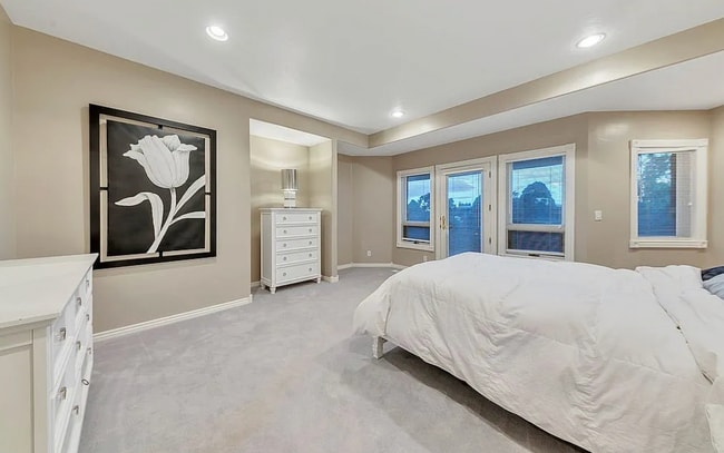 Building Photo - Garden Level in Luxury Home Available May 1st