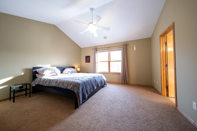 Building Photo - 572 Danube Ave