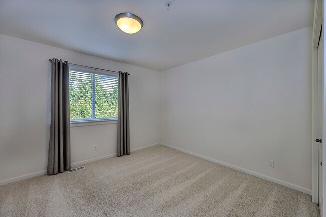 Building Photo - Mukilteo Townhome