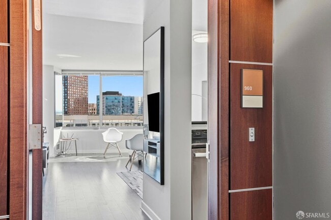 Building Photo - 250 King St