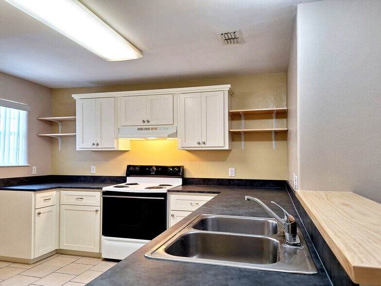 Building Photo - 1907 Maria Isabel Dr