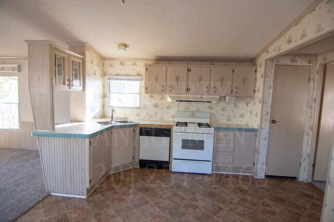 Building Photo - 3 Bedroom 2 Bath