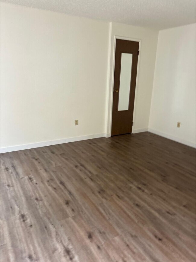 Building Photo - Beautiful ground floor unit in Lynnwood 4-plex