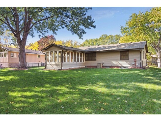 Building Photo - 6802 Cottonwood Ln N