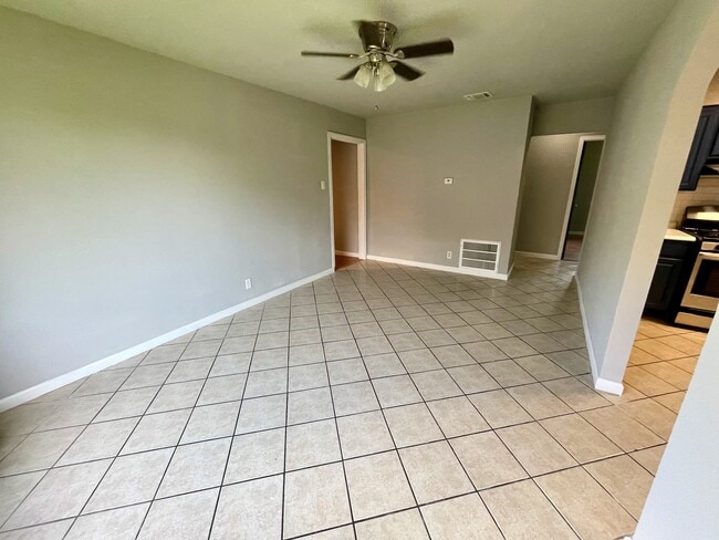 Building Photo - 9451 Hindi Dr