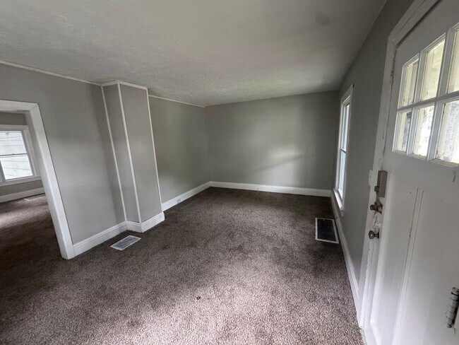 Building Photo - Charming 3-Bedroom Property in Prime Location
