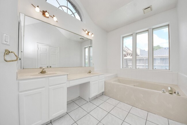 Building Photo - 6406 Castle Ln Dr