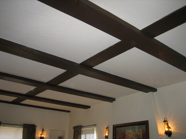 Building Photo - Charming 2bd/1ba Lower Unit Near Beach and Second Street!