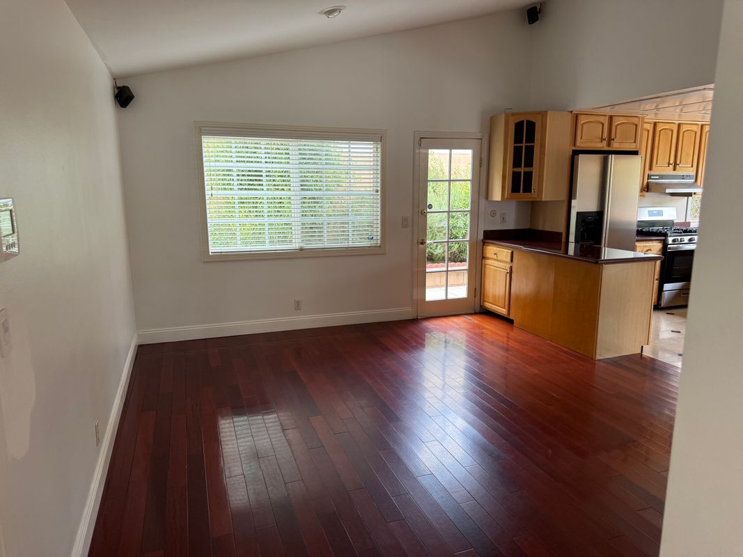 Building Photo - 10116 Viking Ave