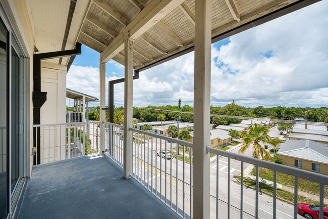 Building Photo - Top Floor Waterfront Condo - Renovated 1 B...