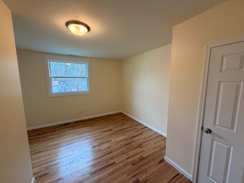 Middle bedroom - 214 Perry St