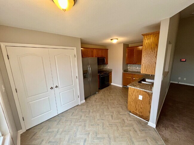 Building Photo - "Charming 3-Bedroom Retreat with 2 Full Baths in Clarksville – Your Spacious 1,480 Sq Ft Haven Aw...