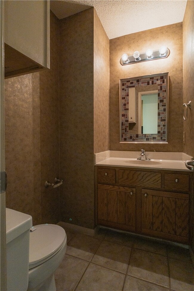 Building Photo - 2538 E Sweetbriar Dr