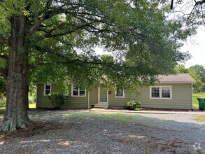 Building Photo - Stunning 4BR/2BA Home in Charlotte!