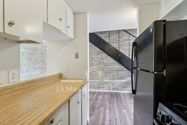 Building Photo - 408 Ira Ave