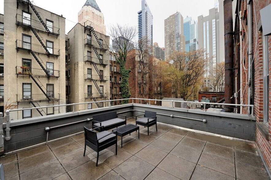 Building Photo - 353 W 46th St