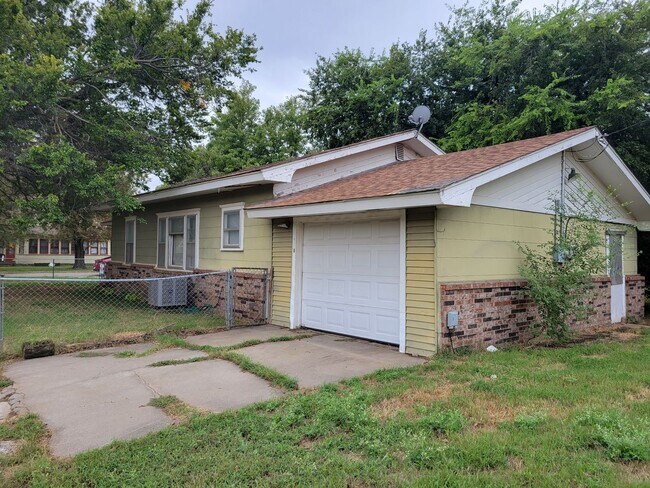 Building Photo - Quaint Home In El Reno