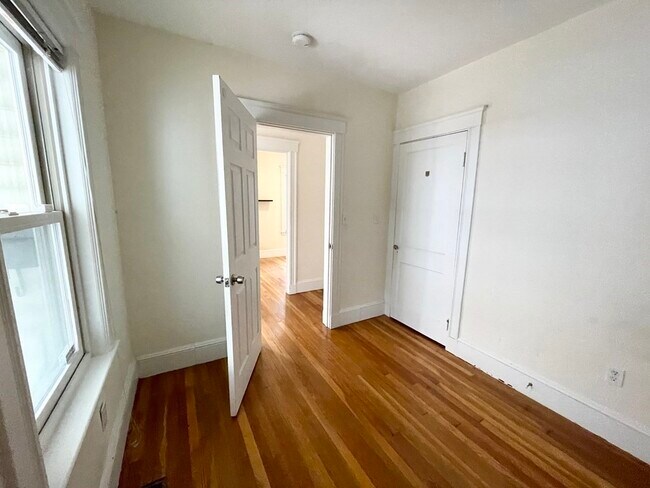 Building Photo - 15 Sunset St