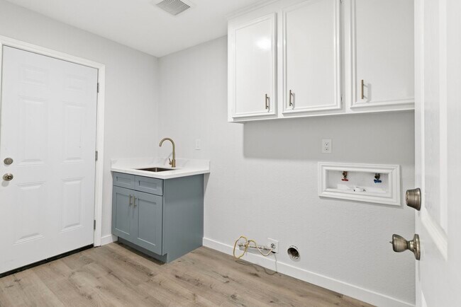 Building Photo - 15215 Parkville Dr