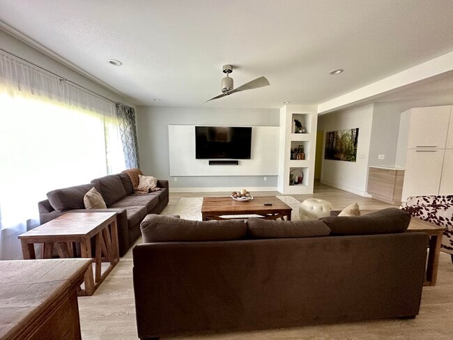 Building Photo - 4515 N Lake Dr