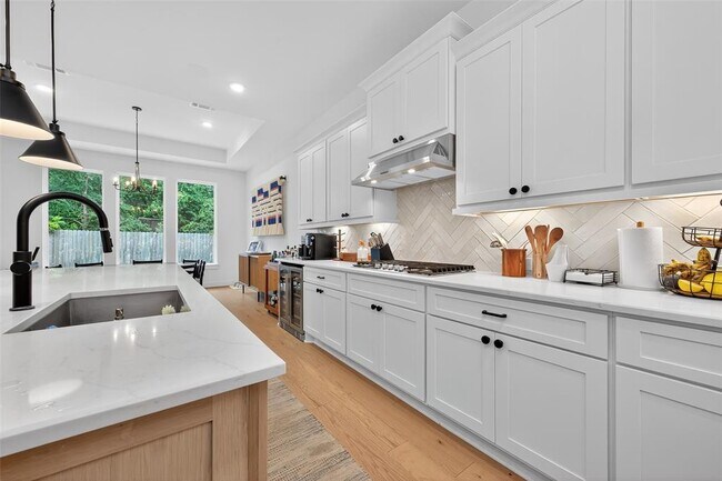 Building Photo - 9722 Dani Lake Dr