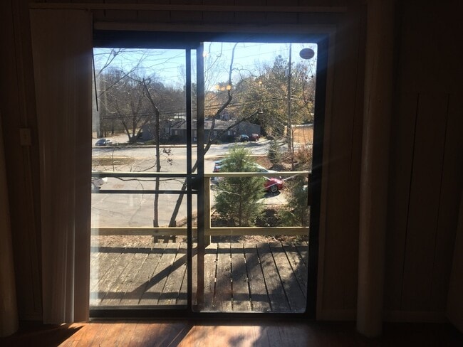 Building Photo - Unique & Affordable 2 Bedroom on Eastside ...