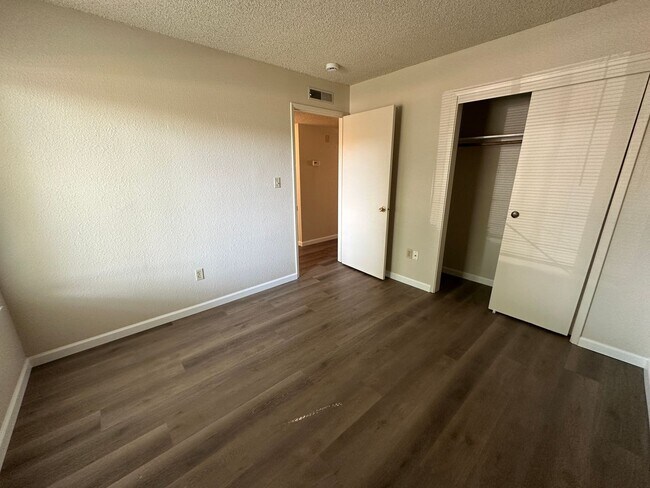 Building Photo - COL370