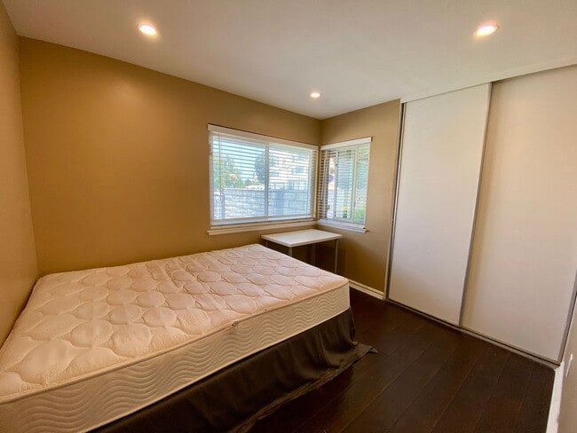 Building Photo - 2 Bed, 1 Bath Condo with a view of the hills!