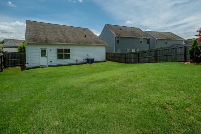Building Photo - Move-In Ready 3BR Home | $2,100 with Lawncare or $2,000 Tenant Maintained