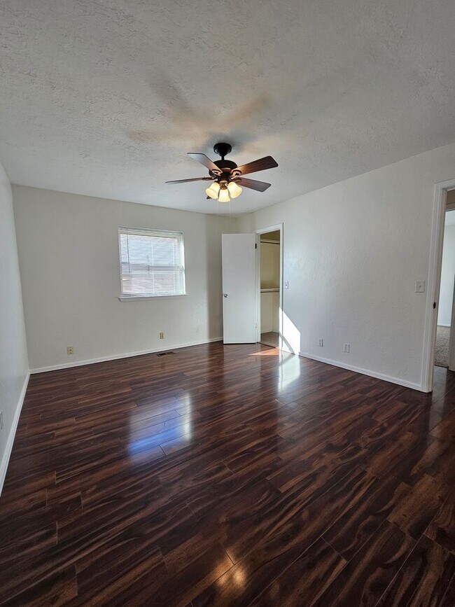 Building Photo - (3) Bed/(2) Bath Avail NOW! Oakhurst Addition!