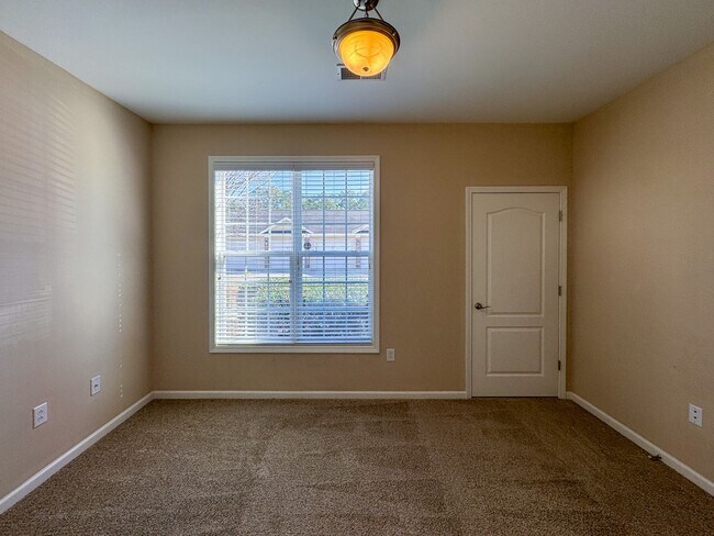 Building Photo - Charming 3 Bed 2 Bath Condo in Fayetteville