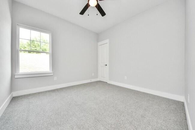 Building Photo - 1307 Laskey St