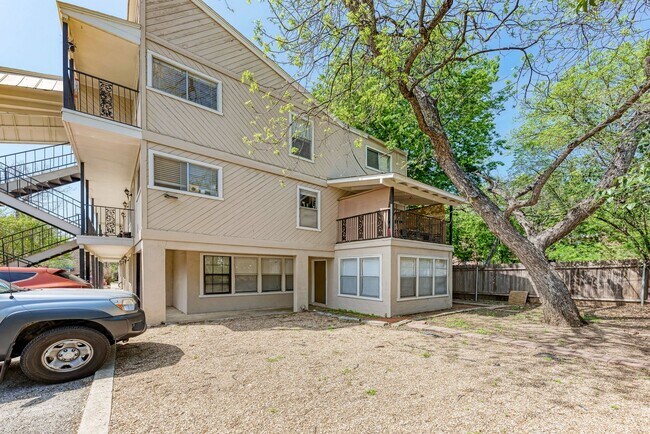 Building Photo - Cute, bungalow type living.  Tree covered ...