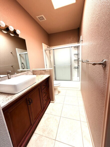 Building Photo - 8631 N Little Oak Ln