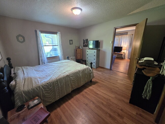 Building Photo - 2 Bedroom, 1 Bathroom with Attached Garage & Patio