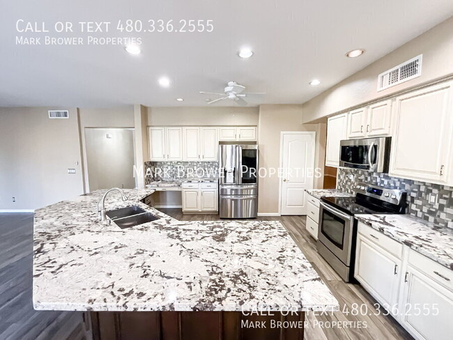 Building Photo - 380 W. Roadrunner Dr.