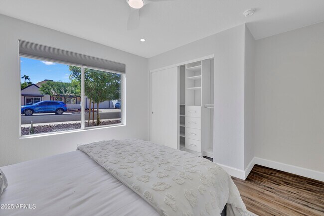 Building Photo - 1362 E Wickieup Ln