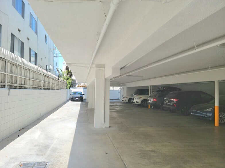 Building Photo - 825 S Bedford St