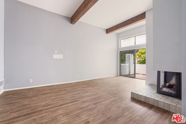Building Photo - 1559 Palisades Dr