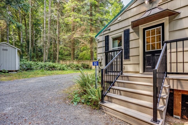 Building Photo - Charming 1-Bedroom Cottage Near Hood Canal...
