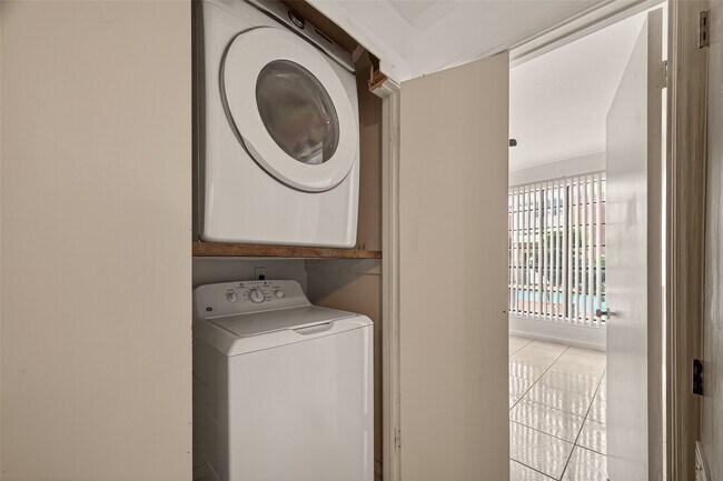 Building Photo - 2121 El Paseo St