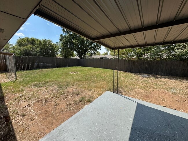 Building Photo - 2410 NW Saxon Cir