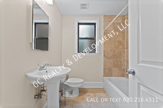 Building Photo - 7635 N Greenview Ave
