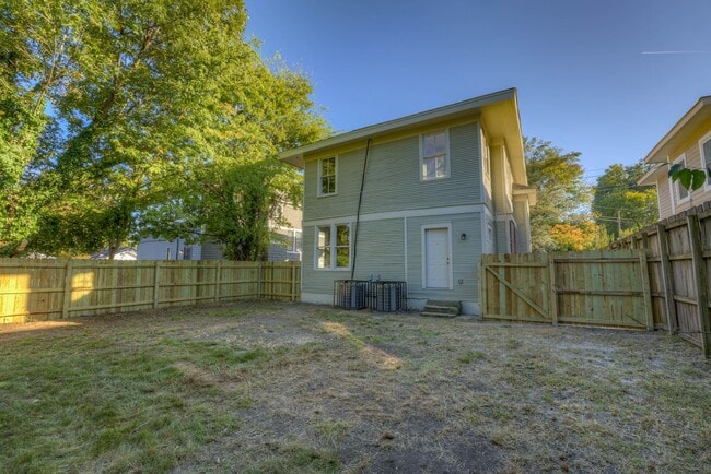 Building Photo - Crosstown home - rent reduced plus 1/2 off...