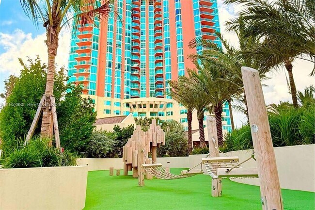 Building Photo - 300 South Pointe Dr