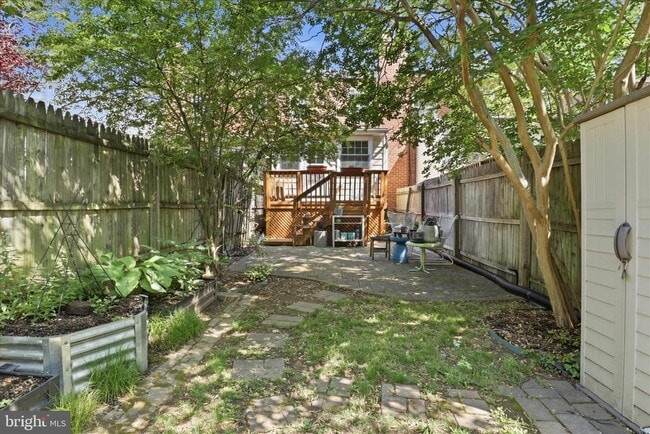 Building Photo - 123 E Linden St