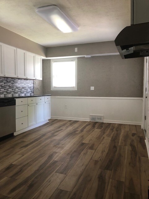 Building Photo - 507 E Archwood Ave
